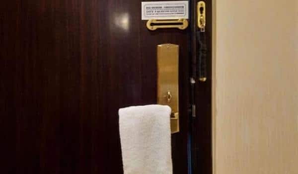 Hvordan sikrer man hotelværelsesdør med håndklæde? Detaljeringsvejledning 2