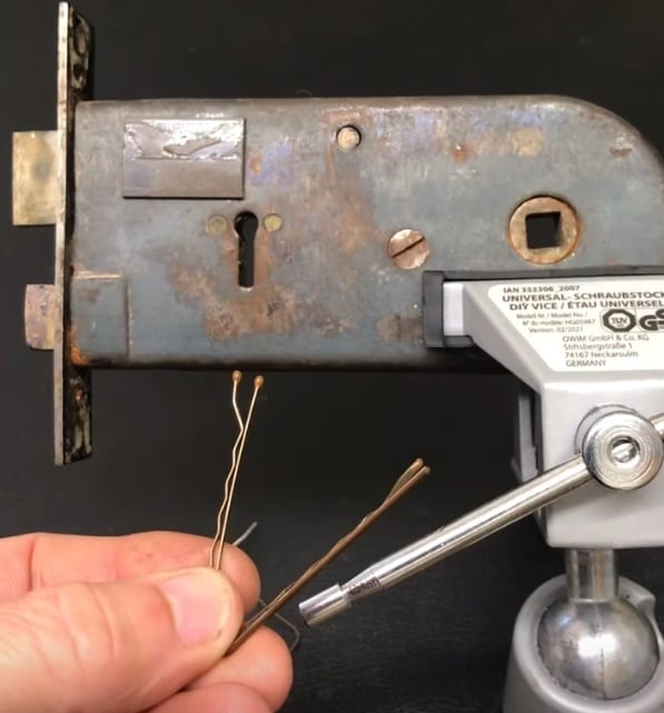 Comment ouvrir une serrure à mortaiser sans clé ? Cinq méthodes simples 3