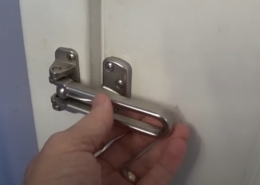 ホテルのドアのラッチを開ける方法と回避方法? 2
