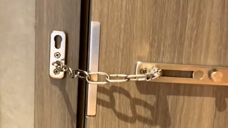 Come aprire una serratura a catena dall'esterno? 3 modi efficaci 1